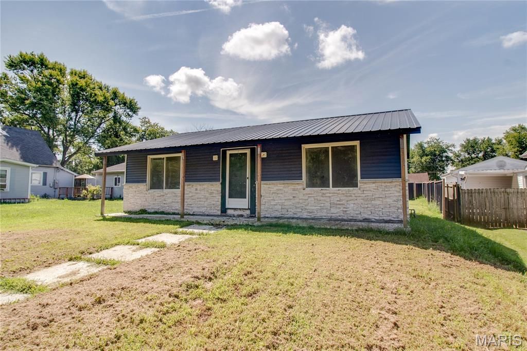Image 3 of property listing at 390 Dorsey Road, Gillespie, IL 62033