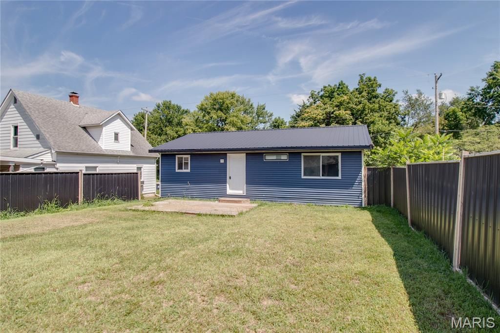Image 23 of property listing at 390 Dorsey Road, Gillespie, IL 62033