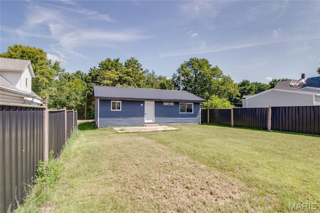 Image 24 of property listing at 390 Dorsey Road, Gillespie, IL 62033