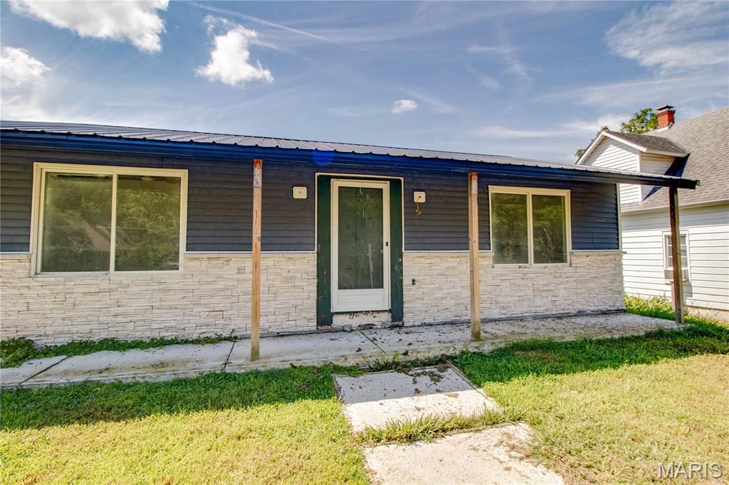 Image 4 of property listing at 390 Dorsey Road, Gillespie, IL 62033