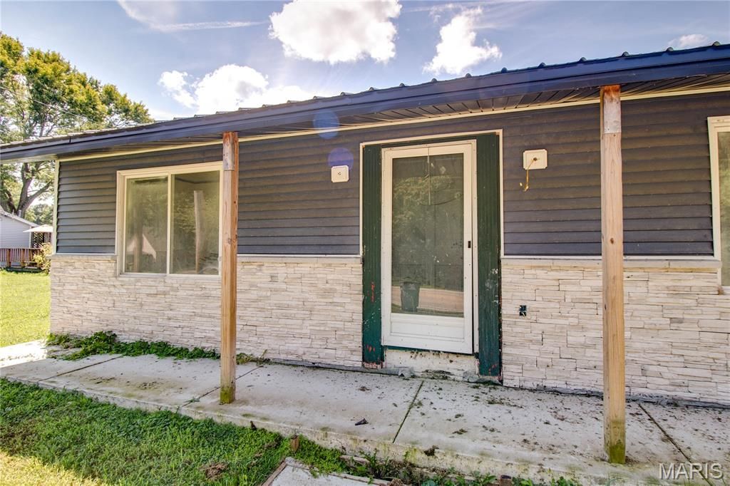 Image 5 of property listing at 390 Dorsey Road, Gillespie, IL 62033