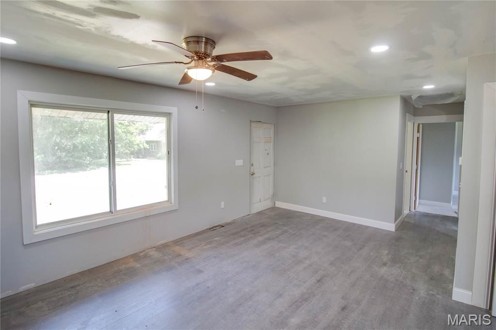 Image 6 of property listing at 390 Dorsey Road, Gillespie, IL 62033