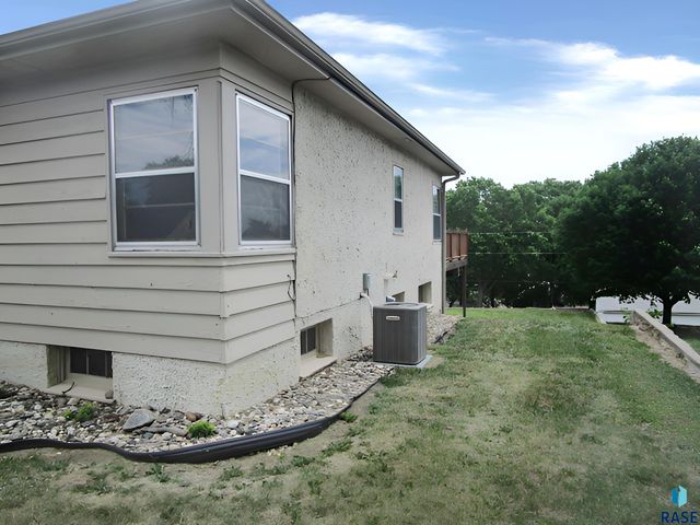 610 Maple St Street, Yankton, SD 57078