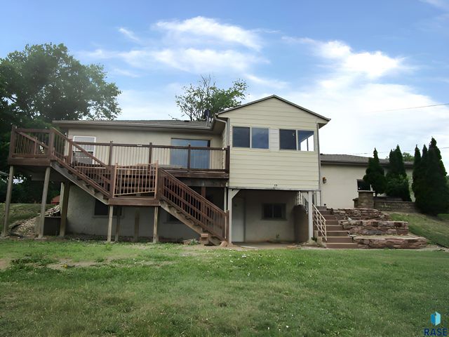 610 Maple St Street, Yankton, SD 57078
