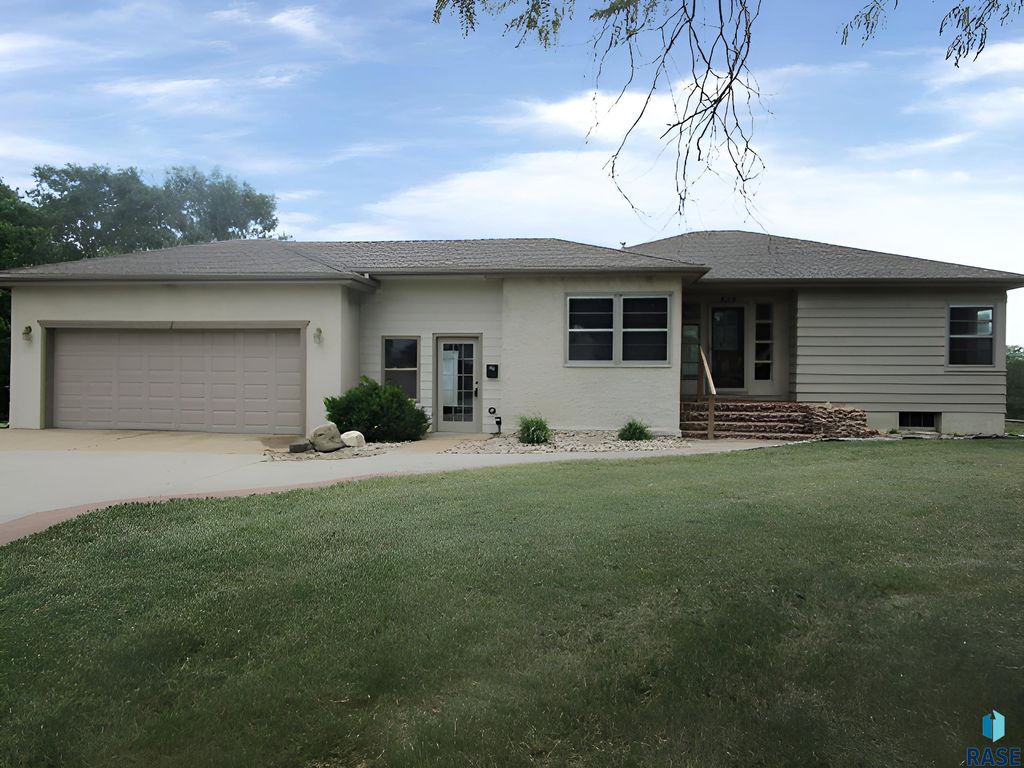 610 Maple St Street, Yankton, SD 57078