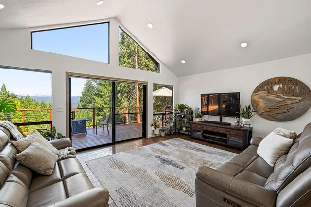 3070 Crystal Summit Rd, Pollock Pines, CA 95726