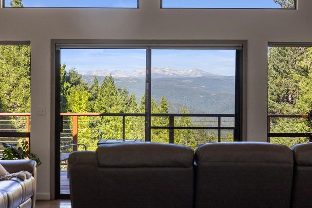 3070 Crystal Summit Rd, Pollock Pines, CA 95726