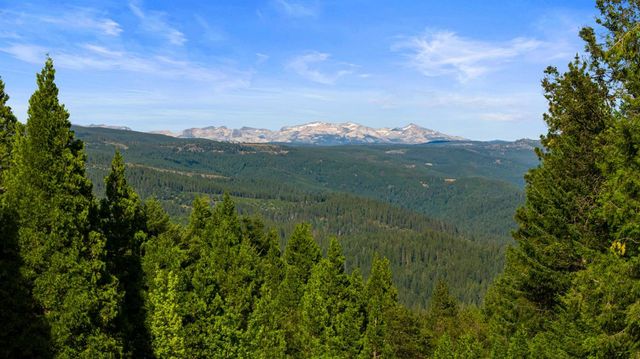 3070 Crystal Summit Rd, Pollock Pines, CA 95726