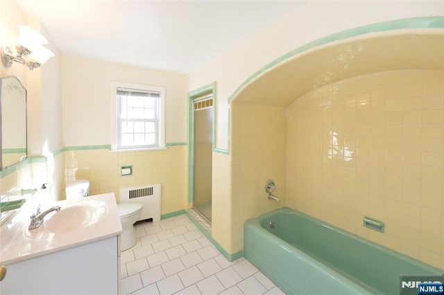 87 Grayson Place, Teaneck, NJ 07666