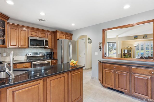 8 Natalie Court, Ronkonkoma, NY 11779