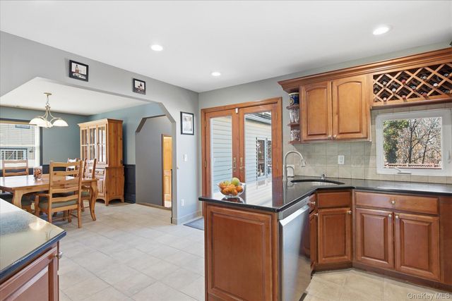 8 Natalie Court, Ronkonkoma, NY 11779