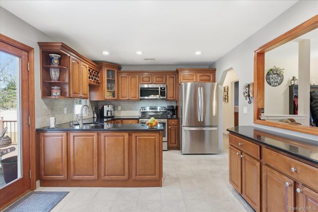 8 Natalie Court, Ronkonkoma, NY 11779