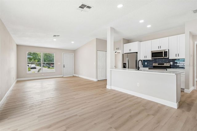 8104 N BOULEVARD, Tampa, FL 33604