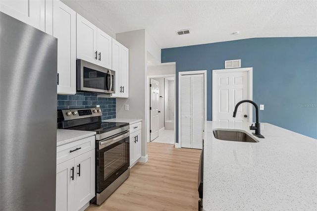 8104 N BOULEVARD, Tampa, FL 33604