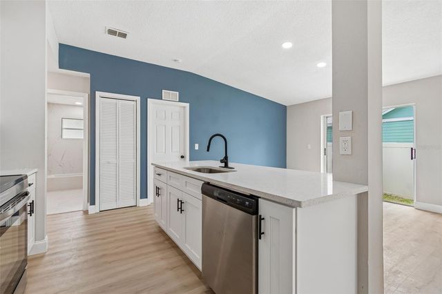 8104 N BOULEVARD, Tampa, FL 33604
