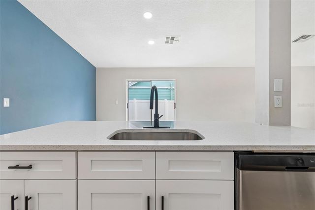 8104 N BOULEVARD, Tampa, FL 33604