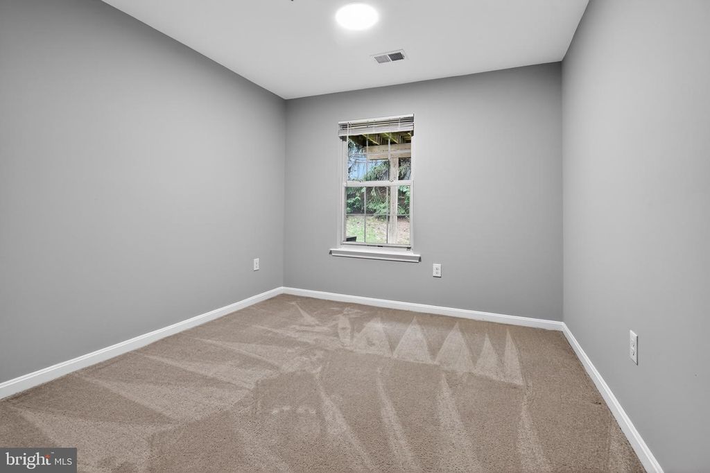 Image 14 of property listing at 4119 APPLEGATE CT #9, Suitland, MD 20746