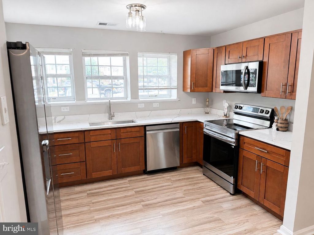 Image 2 of property listing at 4119 APPLEGATE CT #9, Suitland, MD 20746