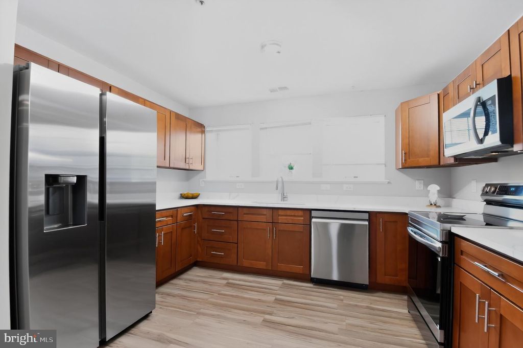 Image 3 of property listing at 4119 APPLEGATE CT #9, Suitland, MD 20746