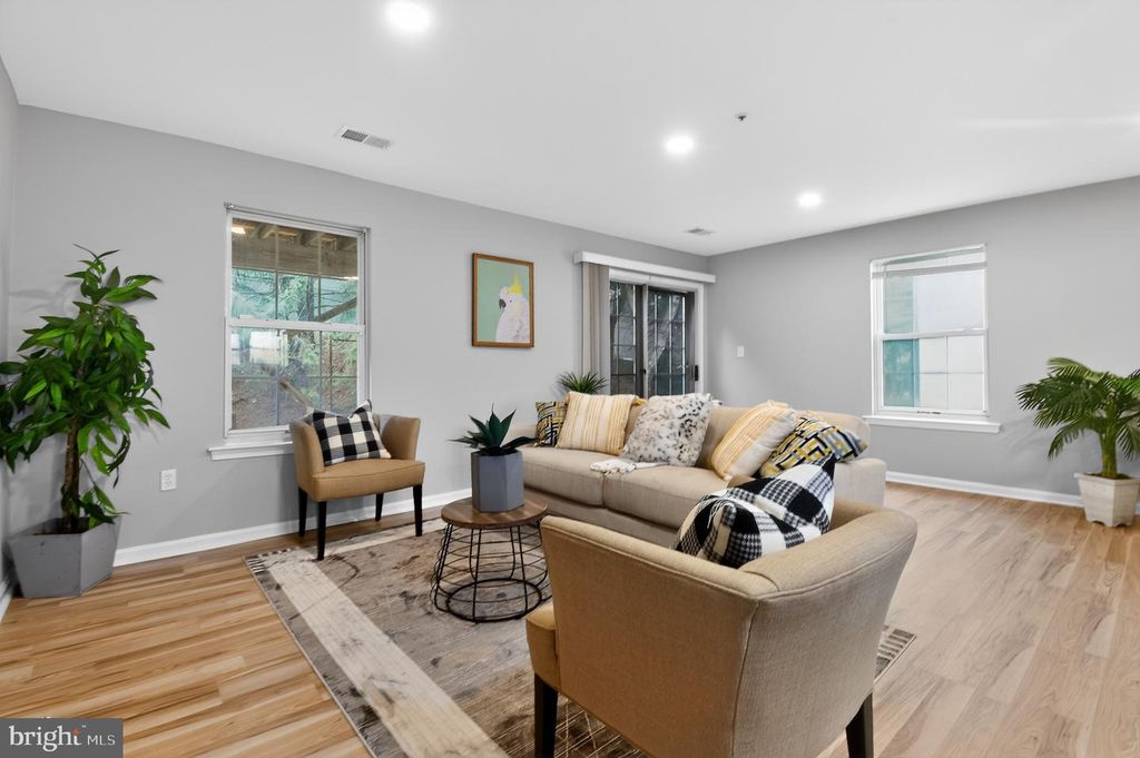 Image 4 of property listing at 4119 APPLEGATE CT #9, Suitland, MD 20746