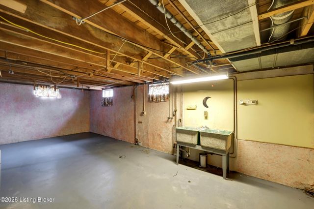 5800 Prince William St, Louisville, KY 40207