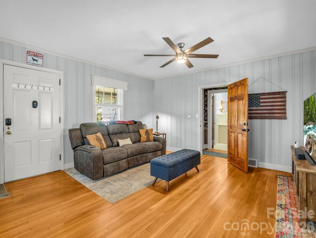110 Chariton Avenue, Hendersonville, NC 28739