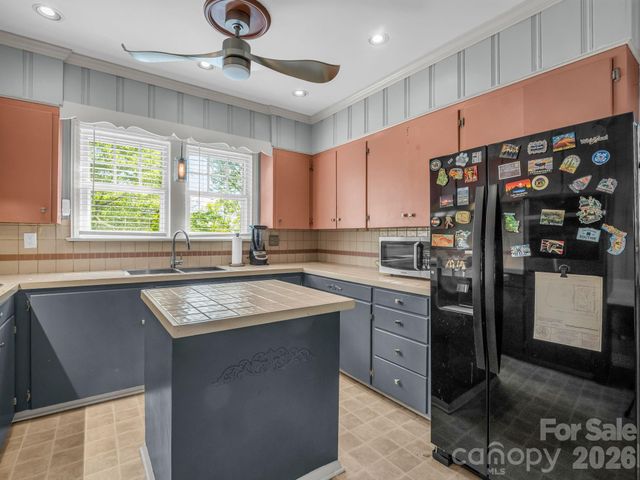 110 Chariton Avenue, Hendersonville, NC 28739