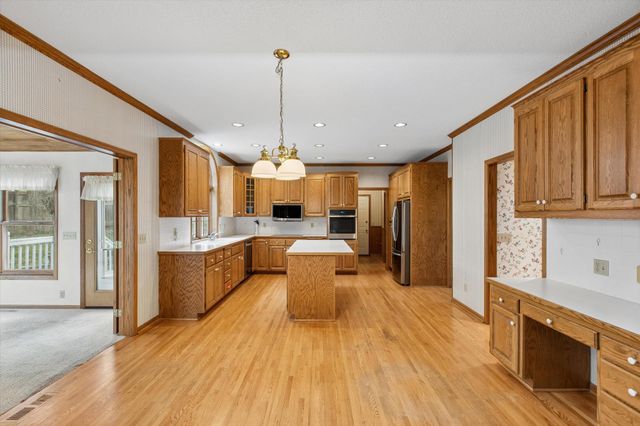 1004 Walden Court, Burnsville, MN 55337