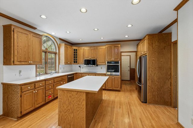 1004 Walden Court, Burnsville, MN 55337