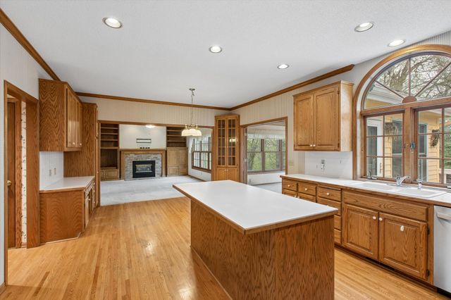 1004 Walden Court, Burnsville, MN 55337