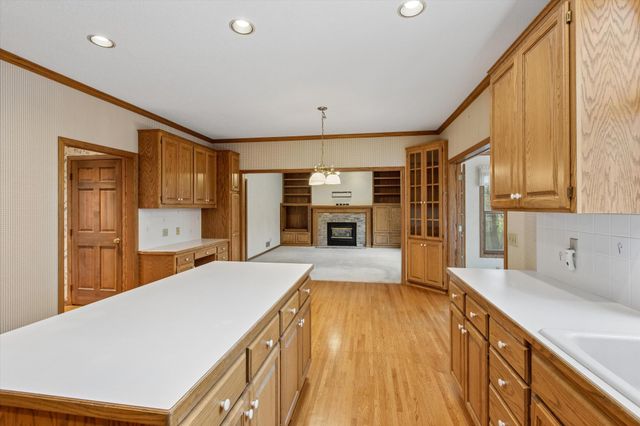 1004 Walden Court, Burnsville, MN 55337