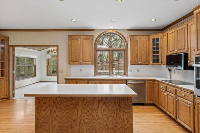 1004 Walden Court, Burnsville, MN 55337