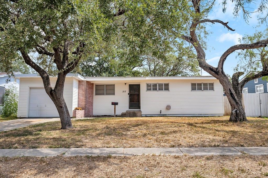 317 S Chiltipin St, Sinton, TX 78387 — exterior