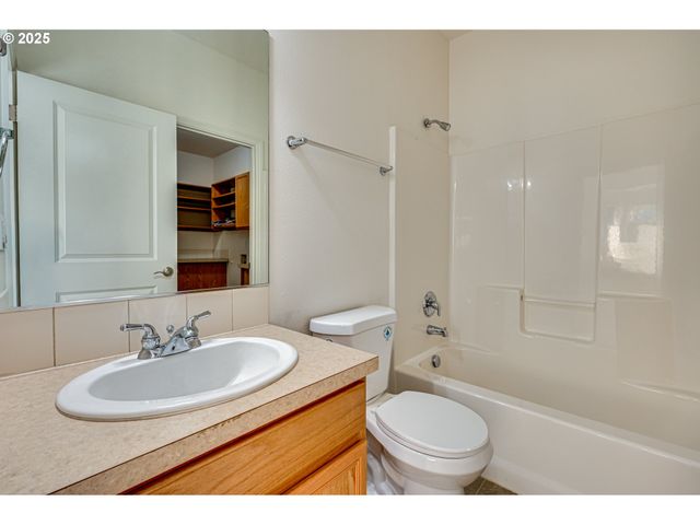 8021 Ne 22ND St, Vancouver, WA 98664