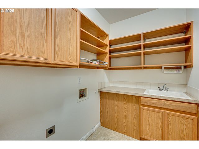 8021 Ne 22ND St, Vancouver, WA 98664