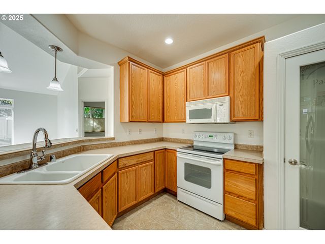 8021 Ne 22ND St, Vancouver, WA 98664