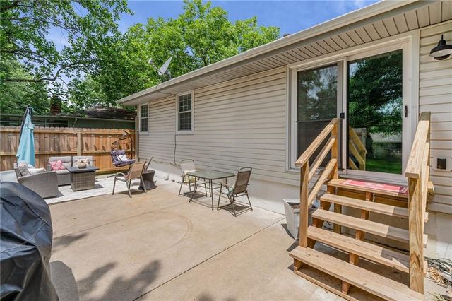 716 Redwood Lane, Blue Springs, MO 64014