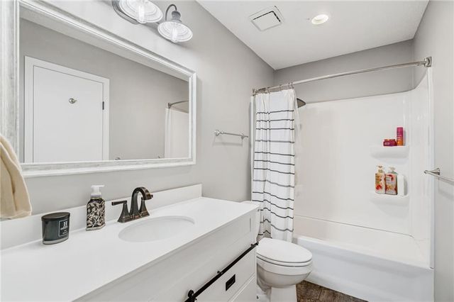 716 Redwood Lane, Blue Springs, MO 64014