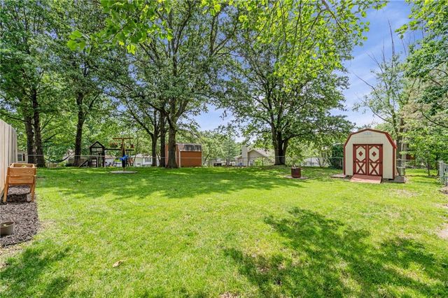 716 Redwood Lane, Blue Springs, MO 64014