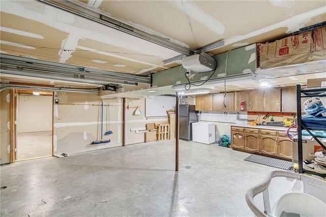 716 Redwood Lane, Blue Springs, MO 64014