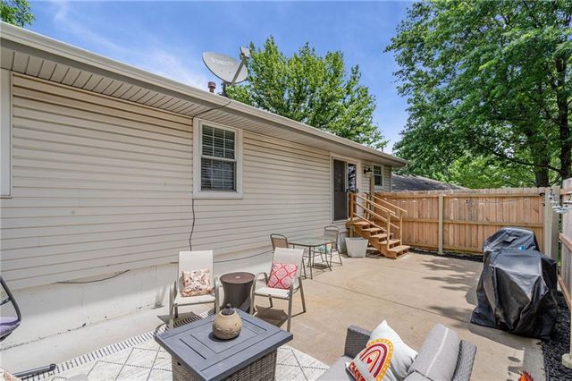 716 Redwood Lane, Blue Springs, MO 64014
