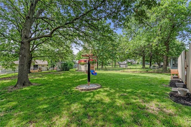 716 Redwood Lane, Blue Springs, MO 64014