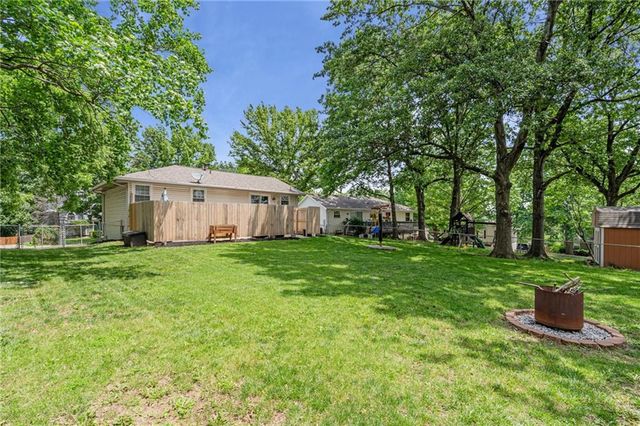 716 Redwood Lane, Blue Springs, MO 64014