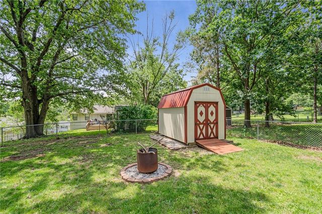 716 Redwood Lane, Blue Springs, MO 64014