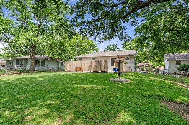 716 Redwood Lane, Blue Springs, MO 64014