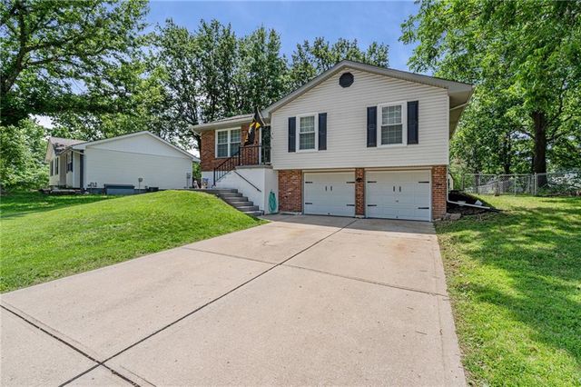 716 Redwood Lane, Blue Springs, MO 64014