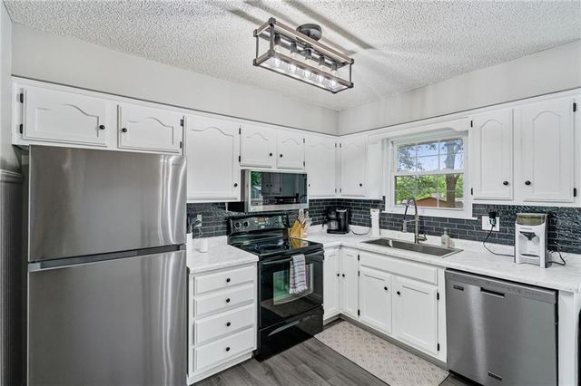 716 Redwood Lane, Blue Springs, MO 64014