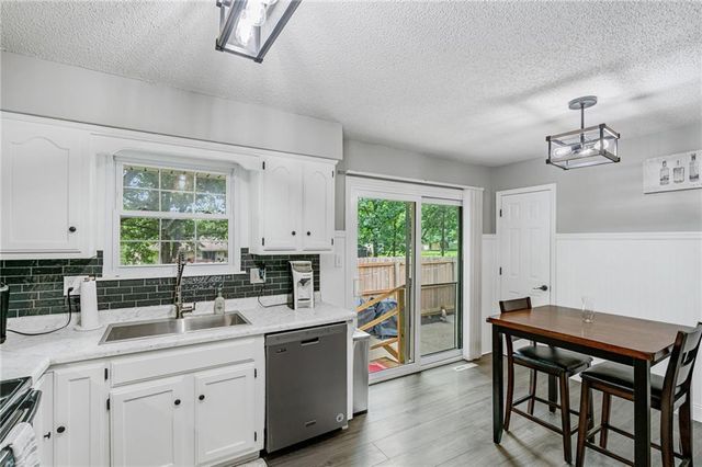 716 Redwood Lane, Blue Springs, MO 64014