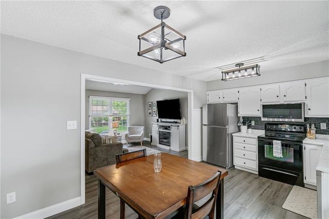 716 Redwood Lane, Blue Springs, MO 64014