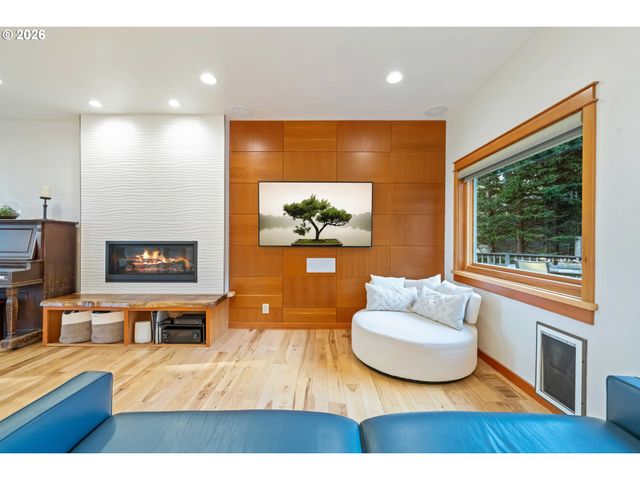 2024 CEDAR Ct, North Bend, OR 97459